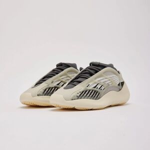 YEEZY 700 V3 "Fade Salt" by ADIDAS size 8